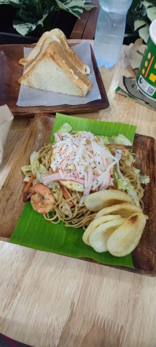 Noodles on a banana leaf with toast