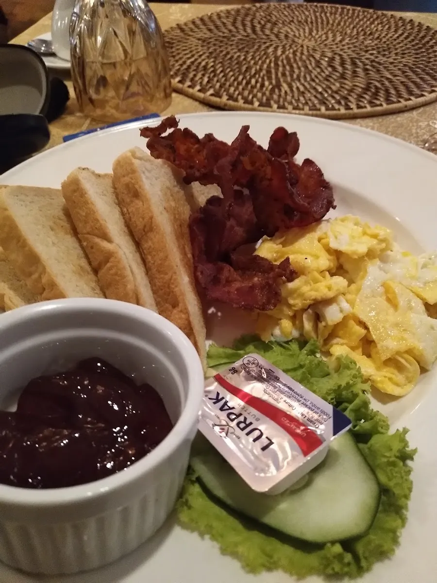 Breakfast plate with bacon and eggs