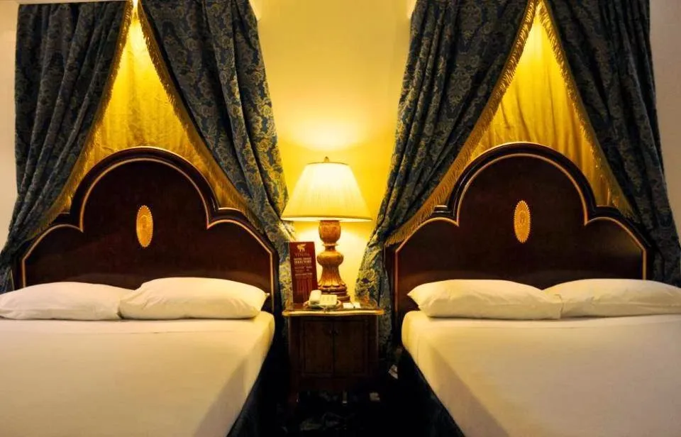 Twin guest room
