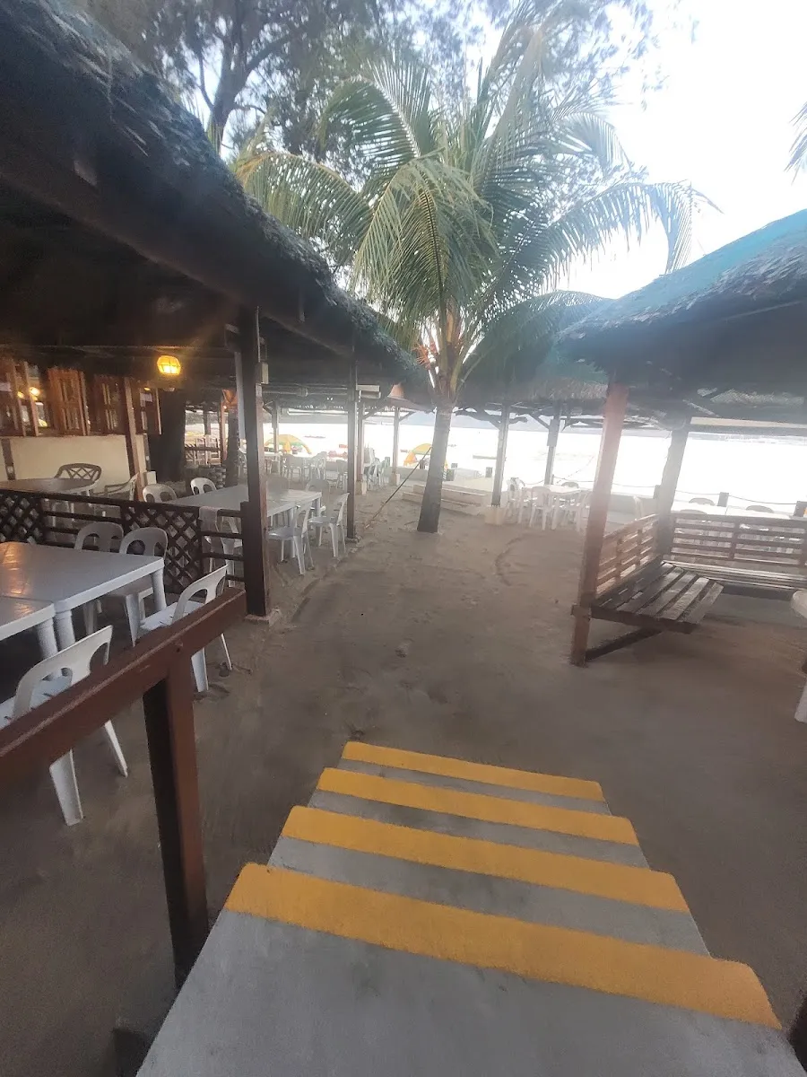 Path from the huts down to the beach