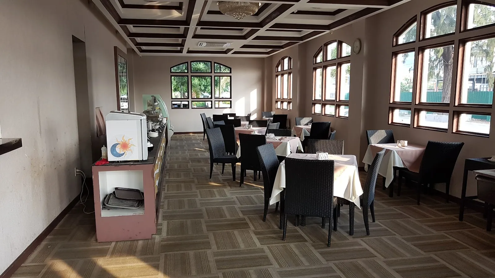 Dining room with arched windows