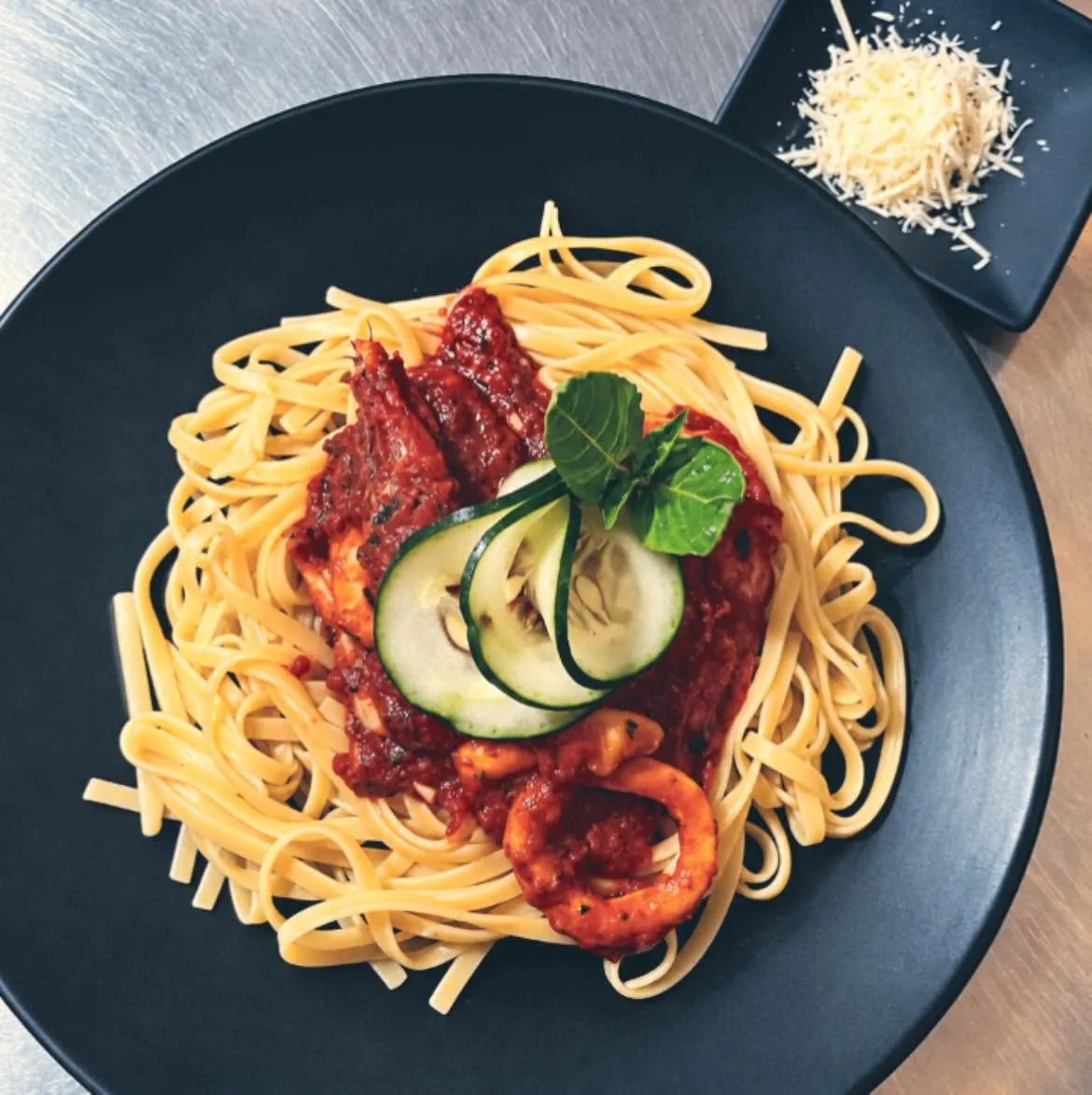 Linguine with shrimp in tomato sauce