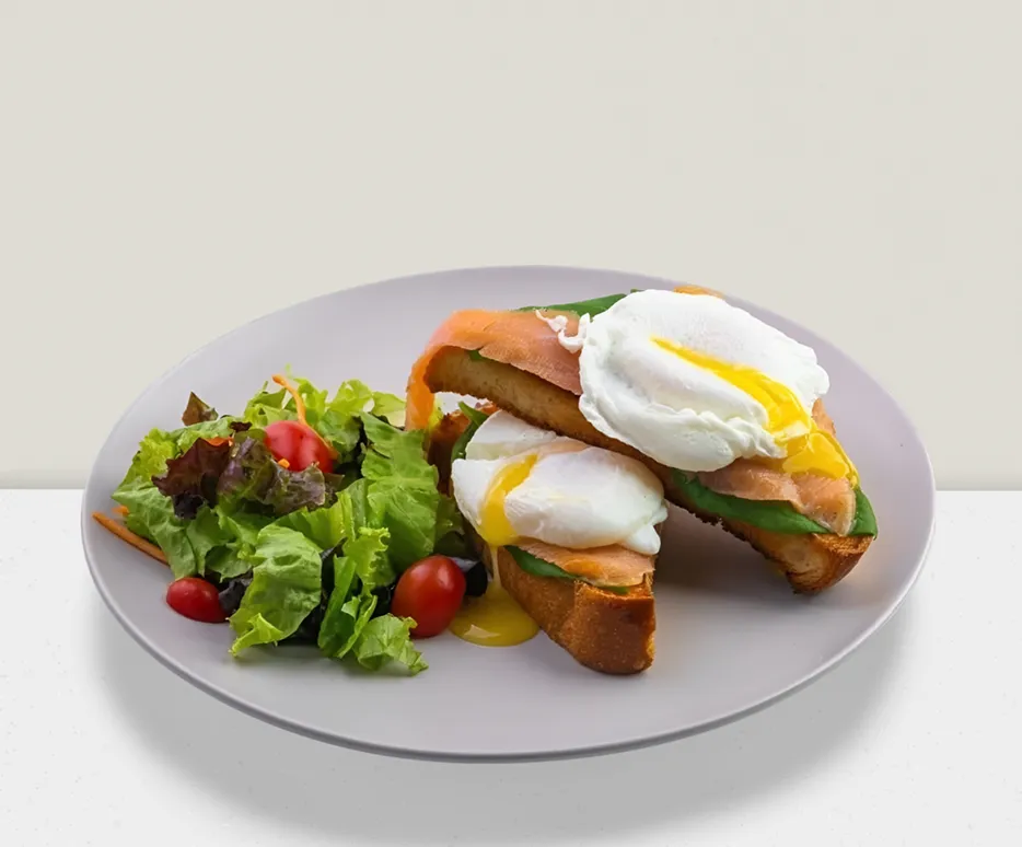 Eggs benedict with salad