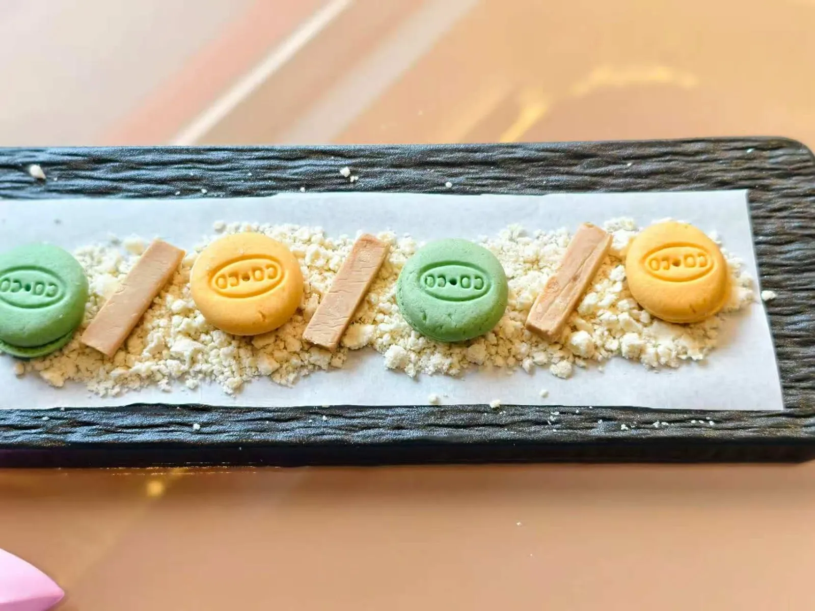 Dessert plate with wafer cookies