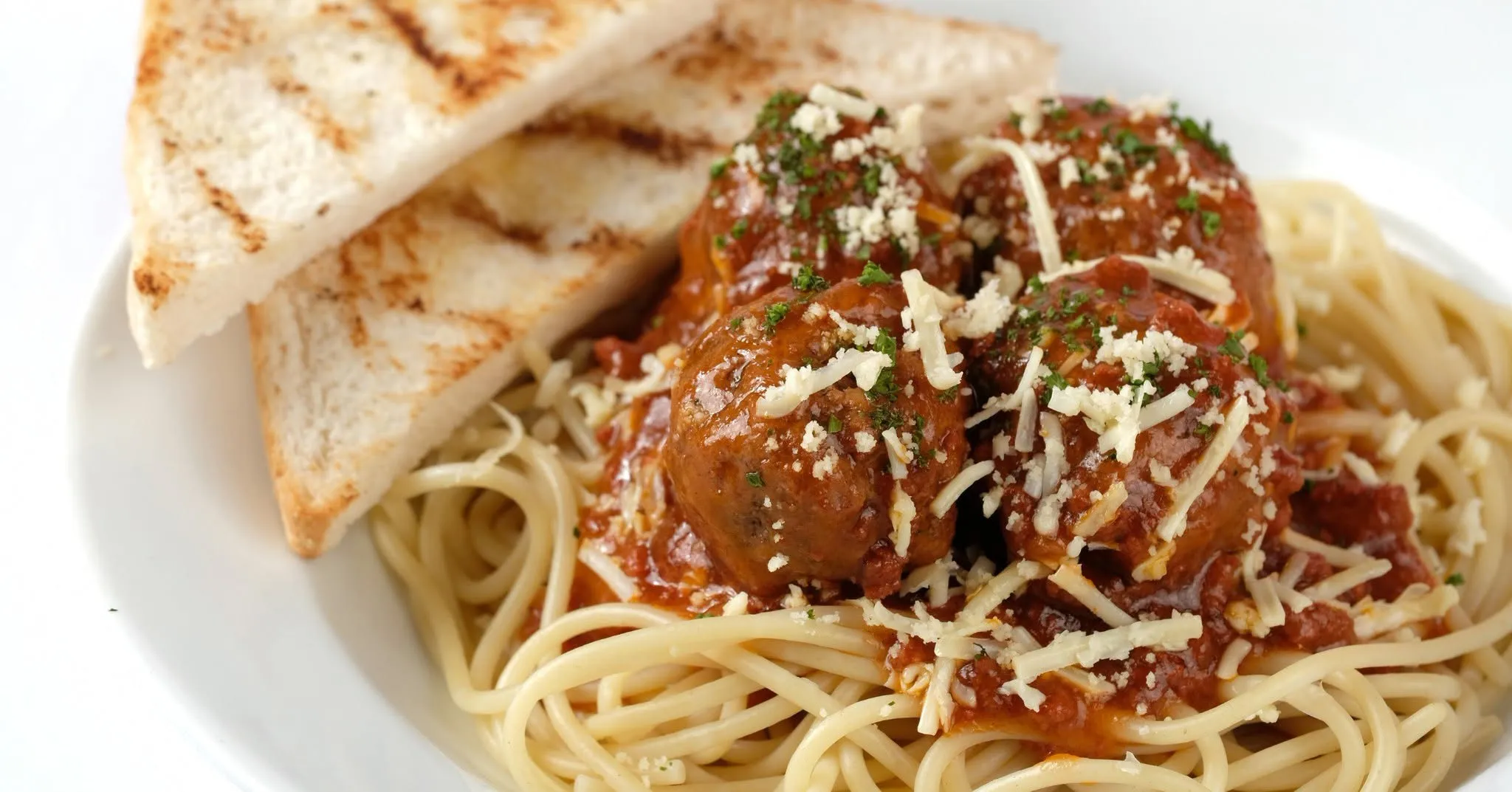 Spaghetti and meatballs with garlic bread